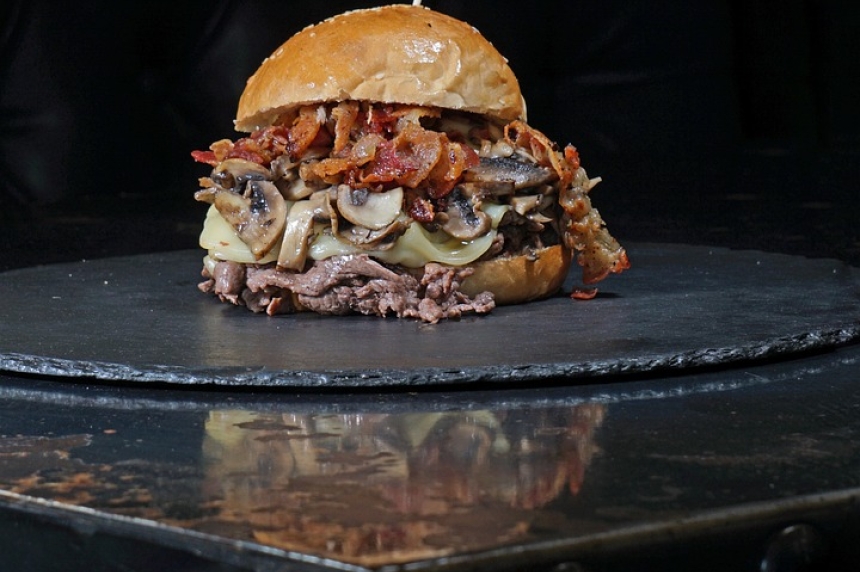 Hamburguesa de Pastrami y salsa tártara