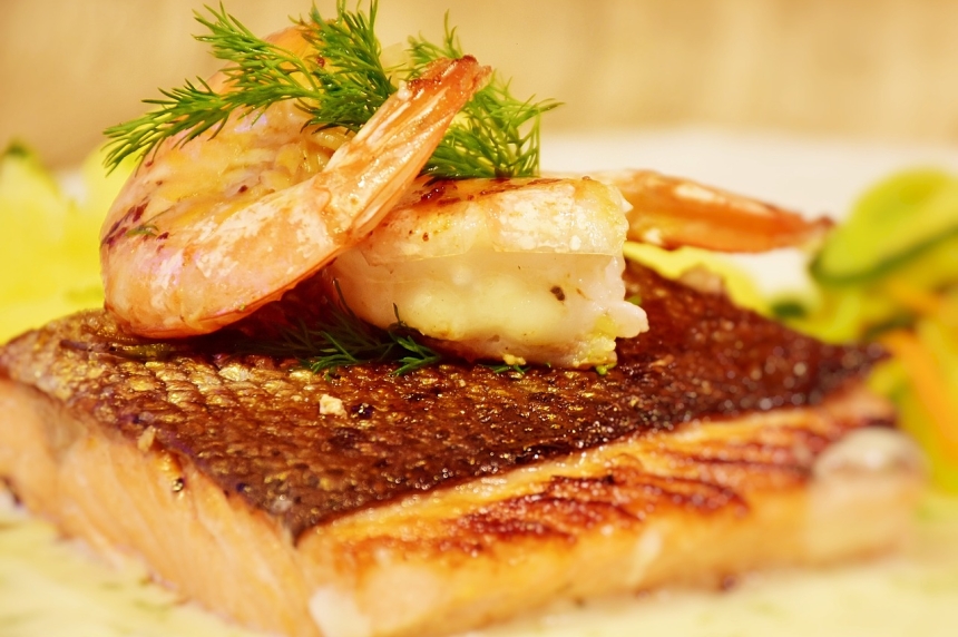 Salmón noruego con langostinos